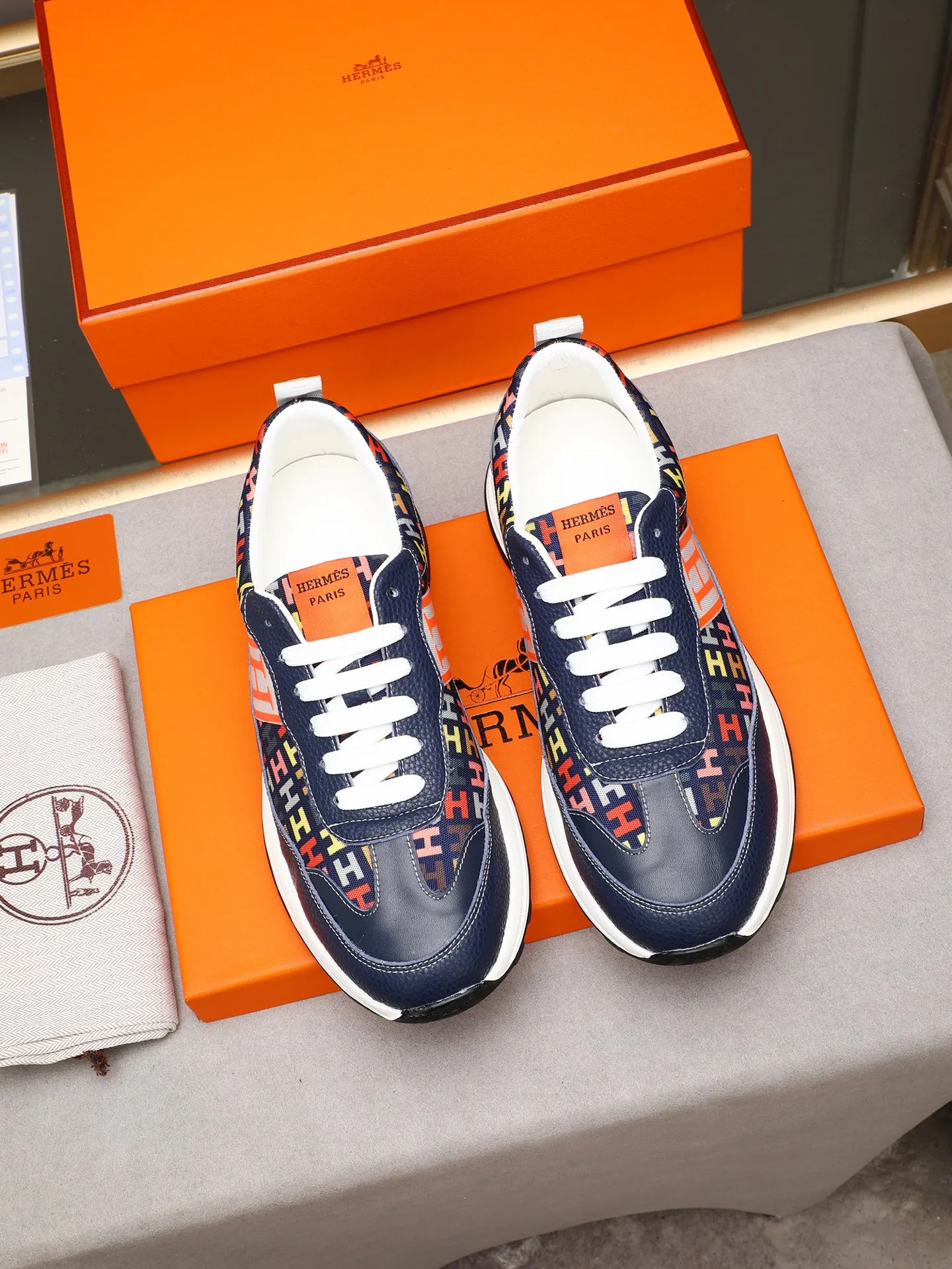 📛📛📛Men's shoes💰P400 (Hermes)🆕Men's color-blocked sneakers, with textured calfskin details. Spliced ​​with original cowhide, this shoe draws inspiration from the equestrian world, integrating technical details and practical functions. Breathable sheep lining, original combination outsole, high-end quality, and every detail is perfectly combined! Size: 38-44 (45 can be customized)